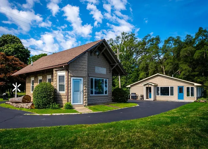 Cozy Lakefront Cottage