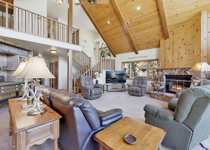 Cove Lakefront Chalet- Hot Tub- Games- Boat Dock