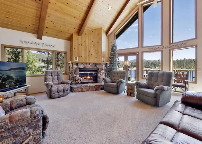 Cove Lakefront Chalet- Hot Tub- Games- Boat Dock