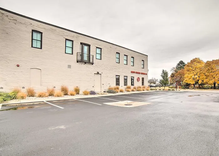 Luxe Manistee Condo W/ Balcony & River Views!