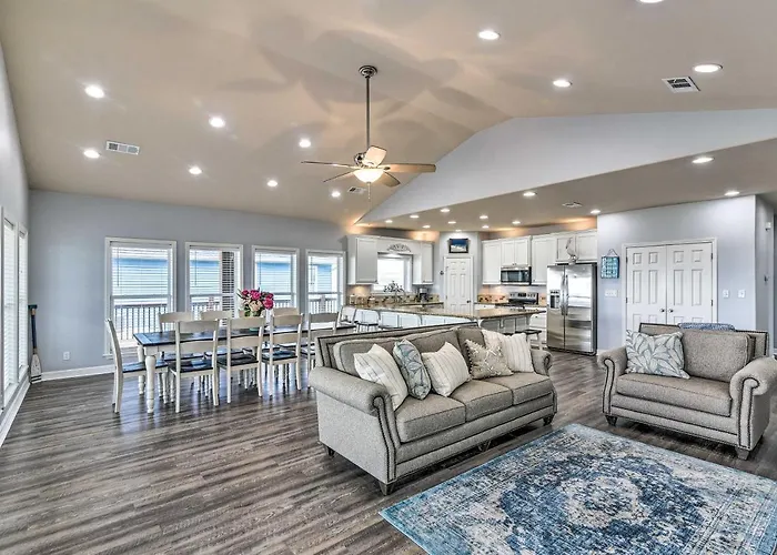 Group Getaway W/ Deck, Steps To Crystal Beach!