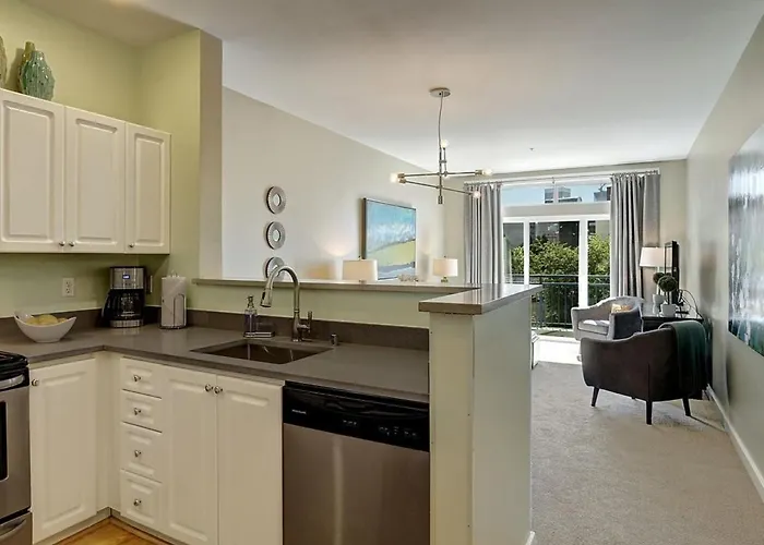 City Water View Oasis With Pool & Gym Near Cruise In Heart Of Seattle