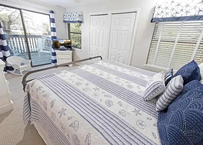 Cozy Coastal Escape 3Br 3Ba Lakefront Tranquility