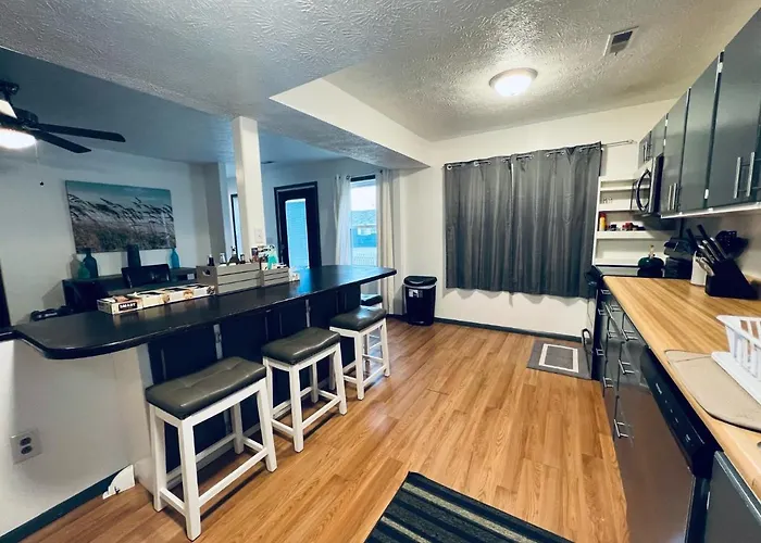Lakeside Haven: 5-Bedroom Retreat with Shared Lake Access