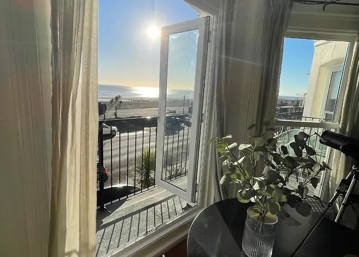 Seaview Flat With Balcony, Spacious 2 Bedroom