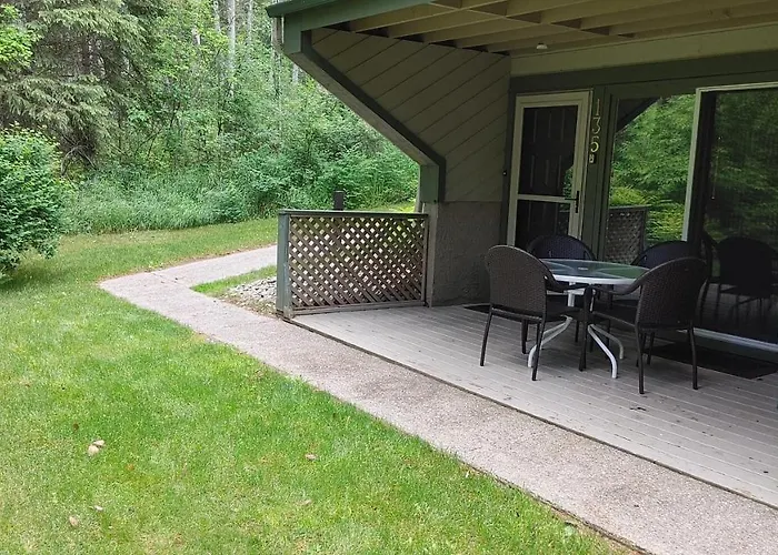 Akiskinook Resort: Lakeside Family Retreat with Diverse Amenities