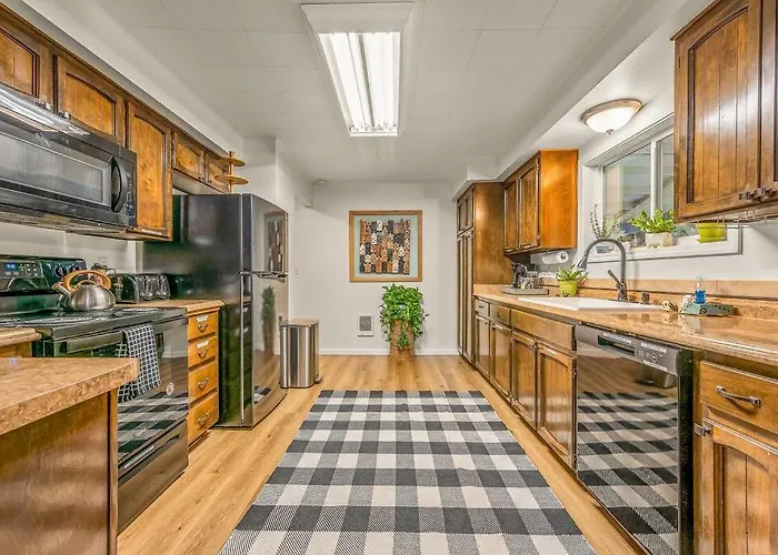 Bright, Updated Waterfront Cottage Pets Welcome!