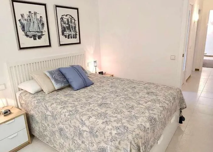 Apartamento recién reformado con piscina y AC