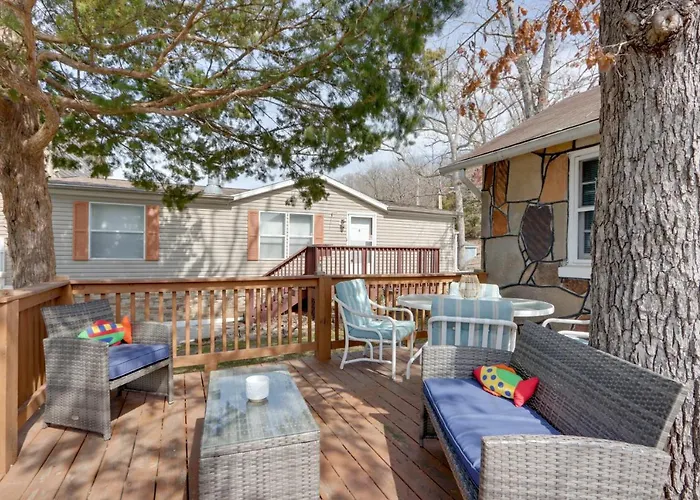 Cozy Camdenton Cottage W/ Deck + Boat Dock Access!