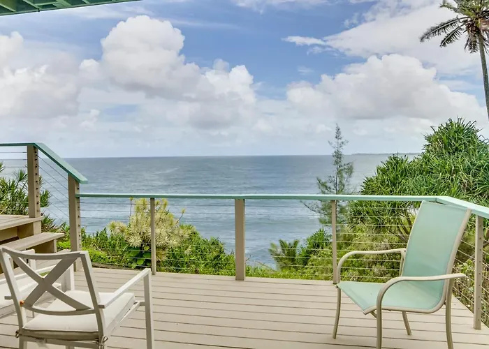 Hilo Home W/ Private Deck + Stunning Ocean Views!