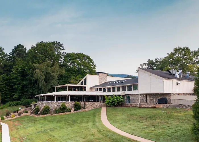 Hike, Golf & Swim! Rumbling Bald Resort Mtn Home