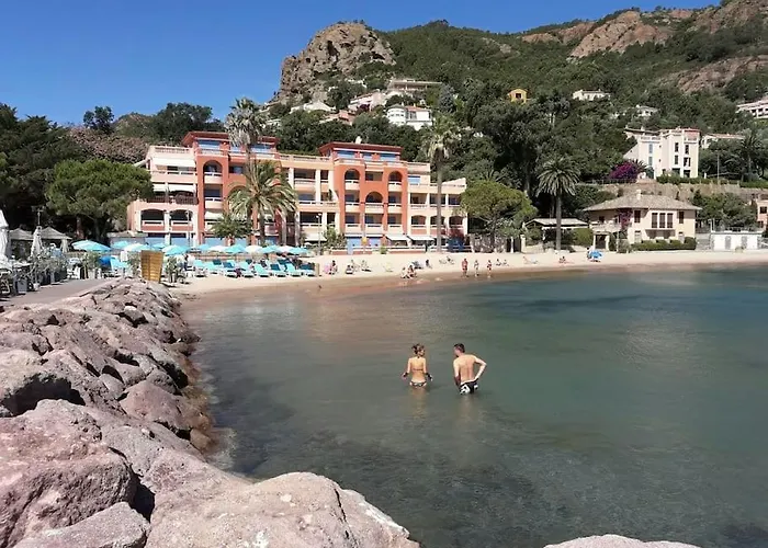 French Riviera 1 Bedroom On The Beach Facing Cannes