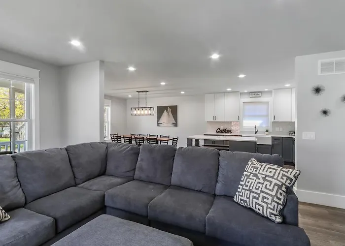 Williams Bay House - Cherry Street Retreat