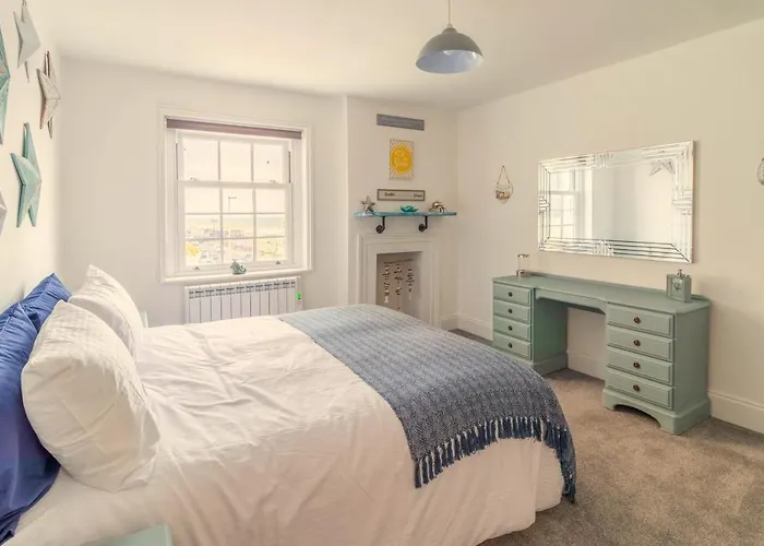 Lovely 2- Bedroom Apartment With Stunning Sea Views