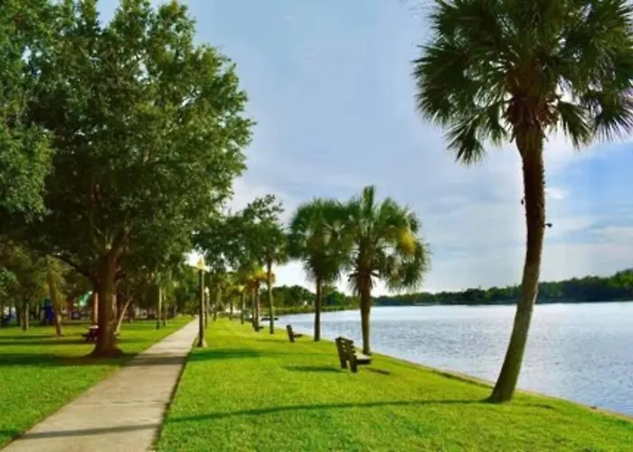Spacious 3 Bedroom Pet Friendly!- Close To Beach!