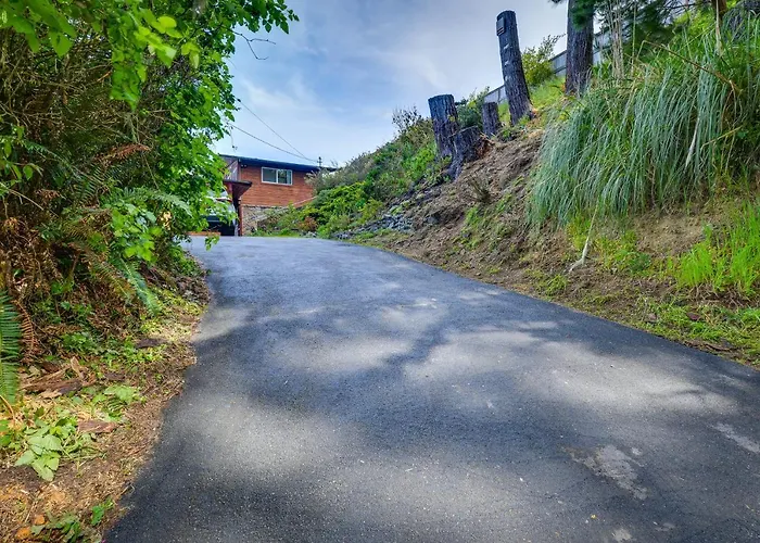 Mckinleyville Getaway W/ Hot Tub & Ocean Views!