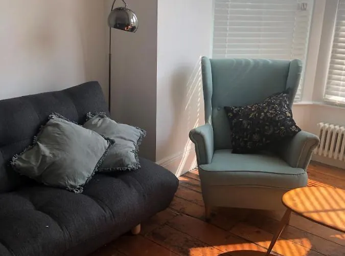 The Nest, Central Falmouth, 10 Mins To The Beaches And Off Street Parking