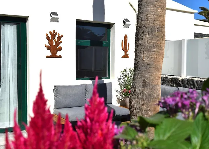 Bungalow La Palmera: Beachfront with Pool View