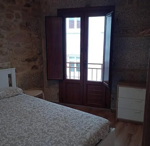 Casa de piedra céntrica.