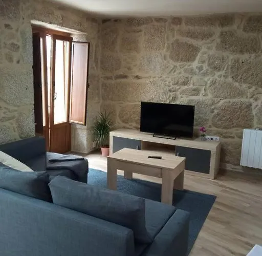 Casa de piedra céntrica.