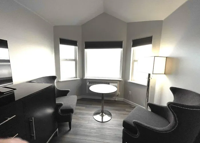 Tides Inn & Suites