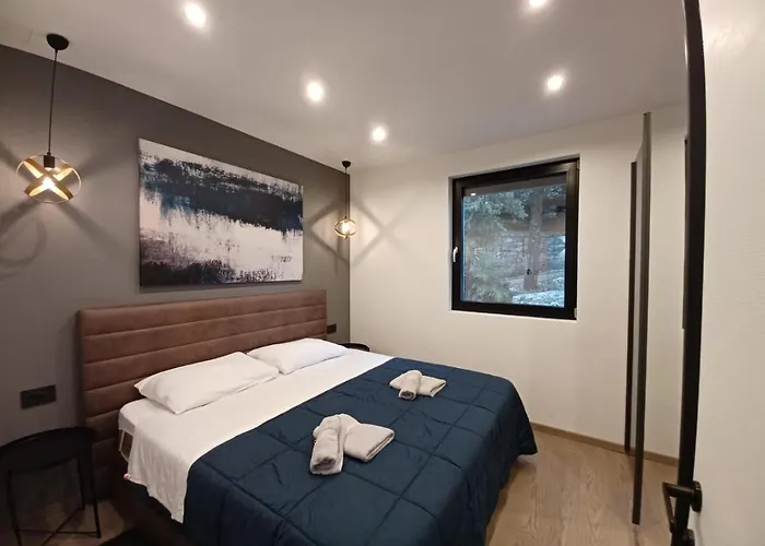 Aparthotel Villa V With Heated Pool, Parking And Breakfast