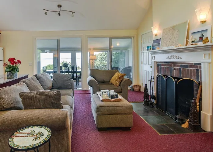 Bayfront Plymouth Gem W/ Sunroom, Steps To Shore!