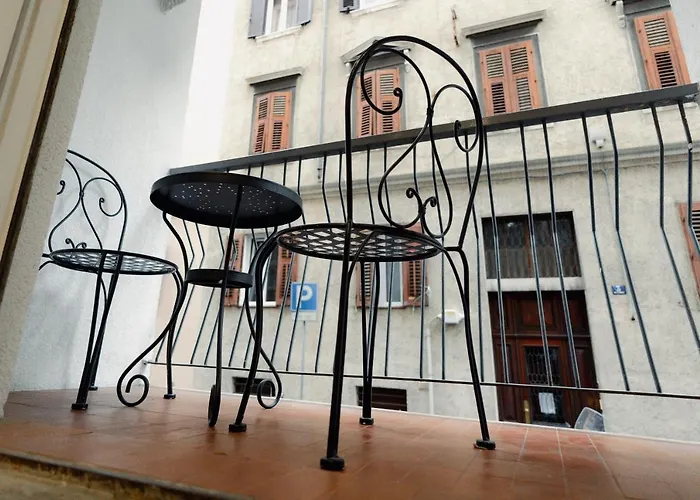 Centro Storico Moderno Trilocale con Balcone