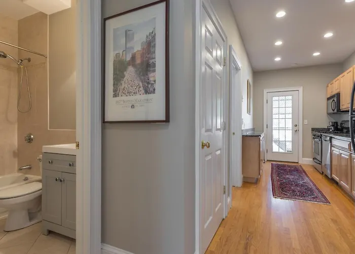 Sunny Convenient Home W/ Private Patio! Easy Walk To Everything!