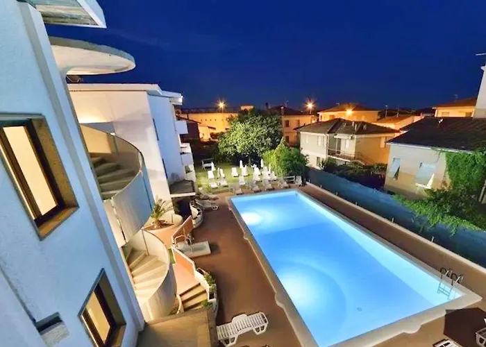 Isa-Residence With Swimming-Pool In Marina Di Cecina, Breakfast Included