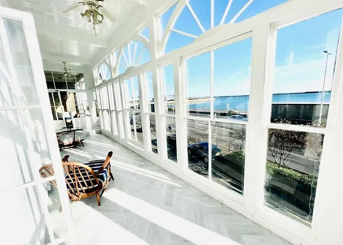 Flat 4 Marine Parade House, 1 East Cliff- Next To Dover Port, White Cliffs, Beach, Castle
