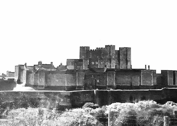 Flat 4 Marine Parade House, 1 East Cliff- Next To Dover Port, White Cliffs, Beach, Castle