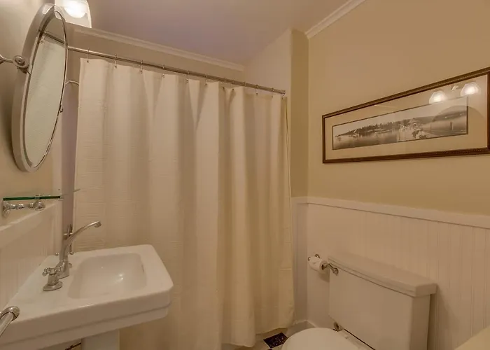 Vanni House - Classic Tahoe Style 2 Bedroom - Sleeps 6 - Hot Tub - Near Palisades & Downtown Tahoe City