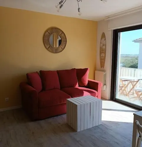 Grand studio avec balcon en bord de mer