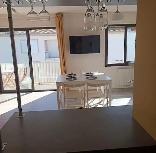 Grand studio avec balcon en bord de mer