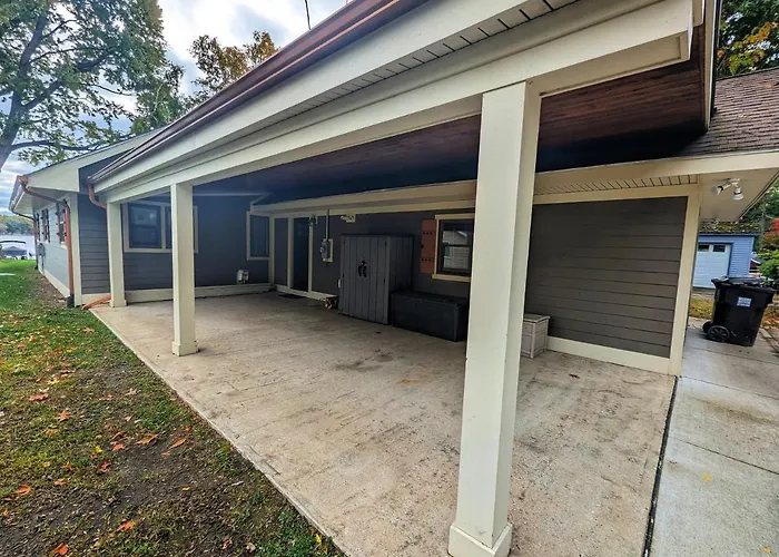 Modern Lakefront Retreat Near Brooklyn And Jackson Michigan