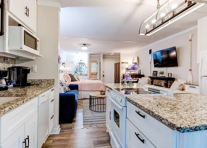 Charming Lake Lure Studio At Rumbling Bald Resort!