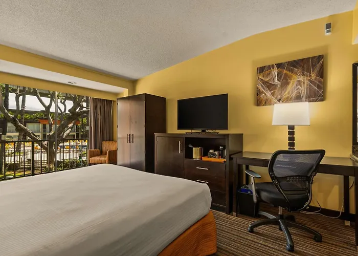 Best Western The Plaza Hotel Honolulu Airport - Free Breakfast