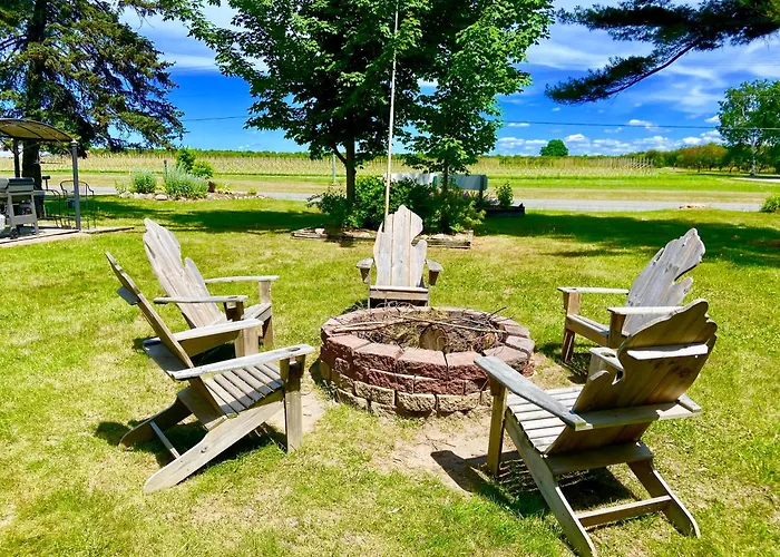 Elk Rapids Lakeshore Inn