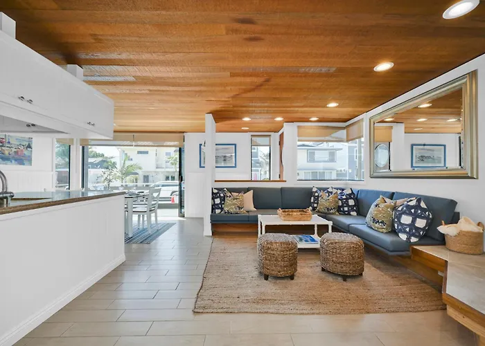 4 bedroom Home in Quiet Neighborhood near Beach