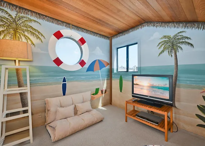 4 bedroom Home in Quiet Neighborhood near Beach