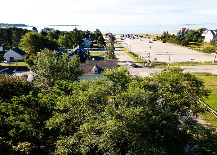 Spacious Beachside 4Br, Pine Point Getaway