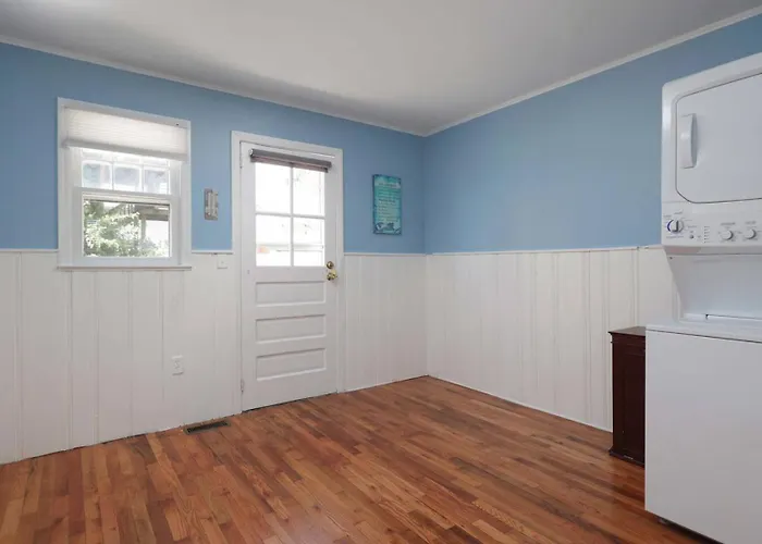 Island Time- Beautifully Renovated Bay View Home