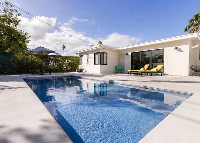 Modern Beach Home, Family Friendly, Heated Pool