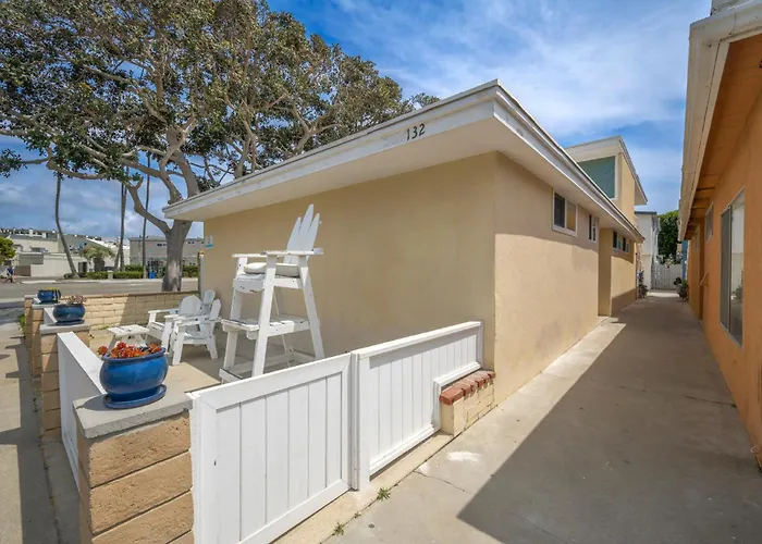 Three Bedroom Three Bath Home W Patio 1 Block From Beach