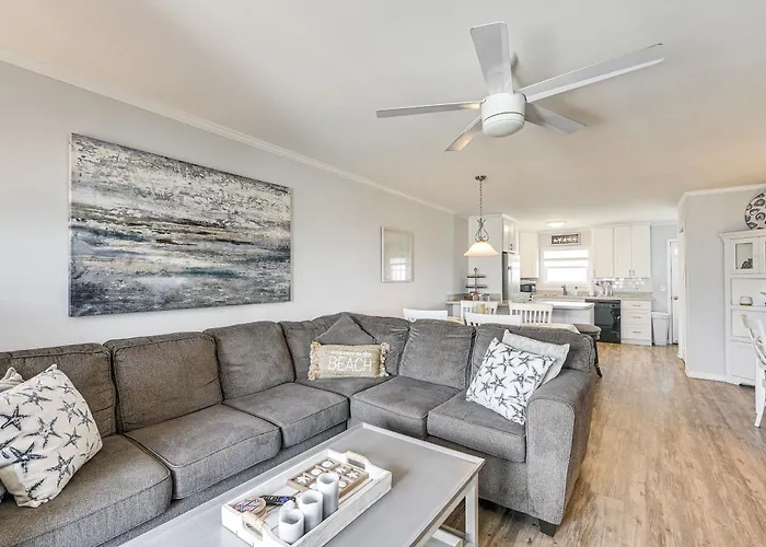 Ocean Isle Beach Condo W/ Balcony: Steps To Shore!