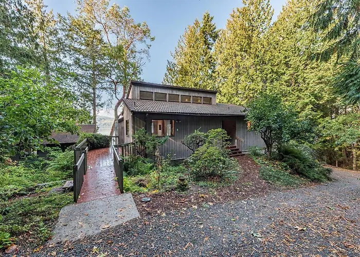 Waterfront Retreat With Fireplace, Hot Tub & Sauna