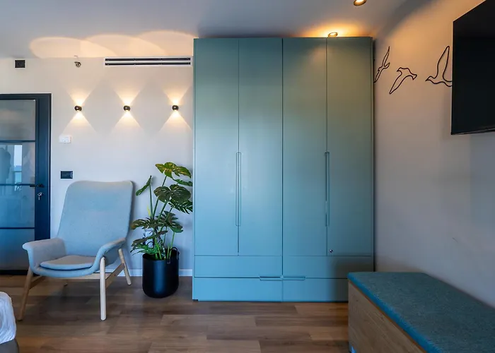 Sea View Stylish 1Br With Balcony By Beachfront Stay