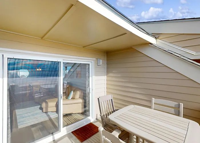 Pelican'S Penthouse: Snowbird Friendly Top-Floor Condo With Ocean View Balcony