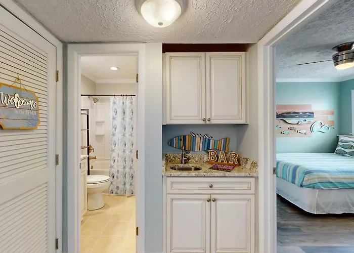 Pelican'S Penthouse: Snowbird Friendly Top-Floor Condo With Ocean View Balcony